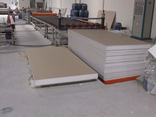 Bom preço. Linha de produção profissional da telha do teto da gipsita com a placa automática que descarrega a máquina on-line