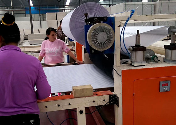 O vinil impermeável cobriu a placa do teto da gipsita que faz a máquina