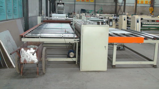 A máquina de corte do PVC laminou a placa de gesso da gipsita às telhas do teto 2*2