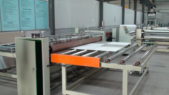 A máquina totalmente automático avançada da laminação, deixa cair a telha falsa do teto da gipsita que faz a máquina