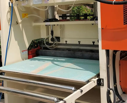 Bom preço. Máquina de perfuração de placas de gesso de alta eficiência com controle central por computador, largura de perfuração de 1220 mm e múltiplas formas de buracos on-line