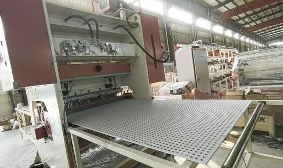 Bom preço. Máquina automática de perfuração de painéis CNC com pressão de 200 T, velocidade de 50 vezes por minuto e largura de perfuração de 1220 mm para placas de cimento de fibra de gesso MDF on-line