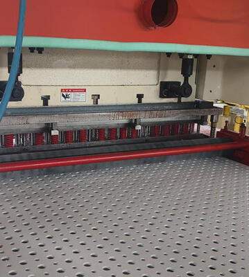 Bom preço. 160 toneladas de pressão máquina de perfuração de furo de potência de 11 kW para painel de MDF com múltiplos formatos de furo on-line