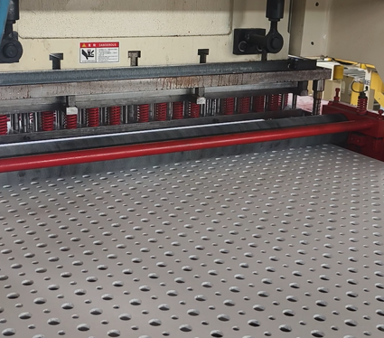 Bom preço. Máquina de perfuração de placas de gesso de pressão de 200 T para espessura máxima de 20 mm com alto nível automático on-line
