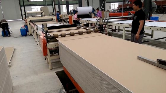 Máquina de estratificação 380V da folha de alumínio da placa do silicato do cálcio, frequência 50HZ